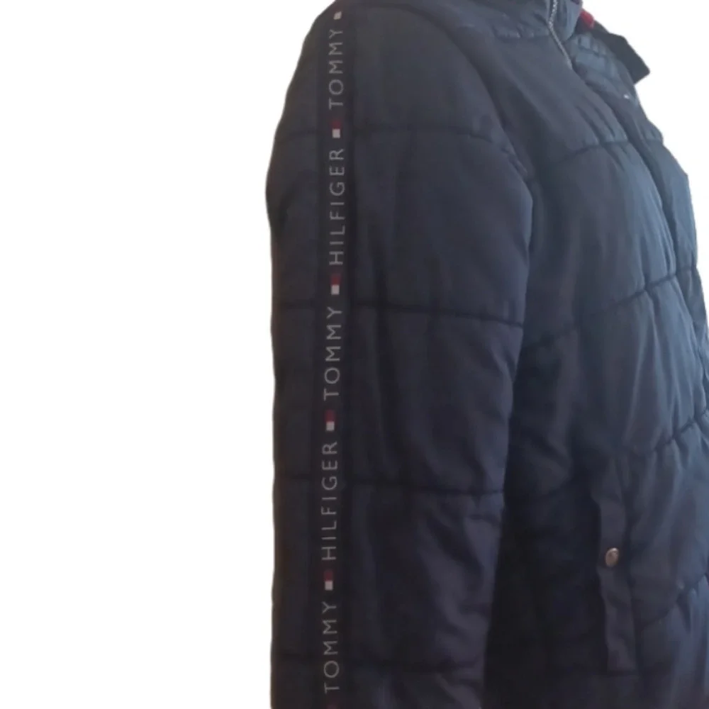 𝅺tommy Hilfiger navy blue jacket. Size 14/ 16 kids size. Warm  winter coat.